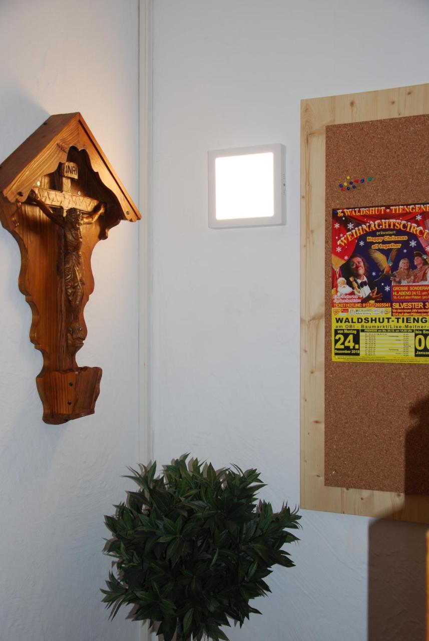 Landgasthof Zum Dorfkrug Häusern エクステリア 写真